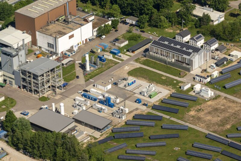 Luftbild zeigt Forschungscampus mit verschiedenen Energiesystemkomponenten wie zum Beispiel Photovoltaik.