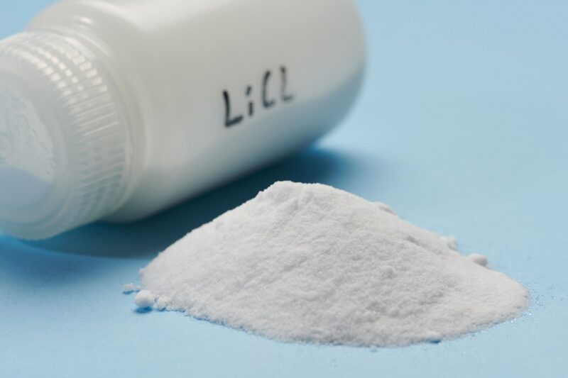 Zu sehen ist ein Chemikalienbehälter mit einem weißen Lithium-Salz. Lithium-Abbau in Deutschland soll möglich sein.