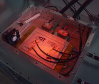 Zu sehen ist der Testaufbau des KIT für Sicherheitsprüfungen für Batteriesysteme.