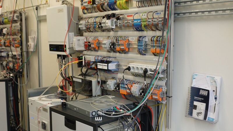 Im Bild der Teststand für das Energiemanagement von PV-Speichern am KIT.