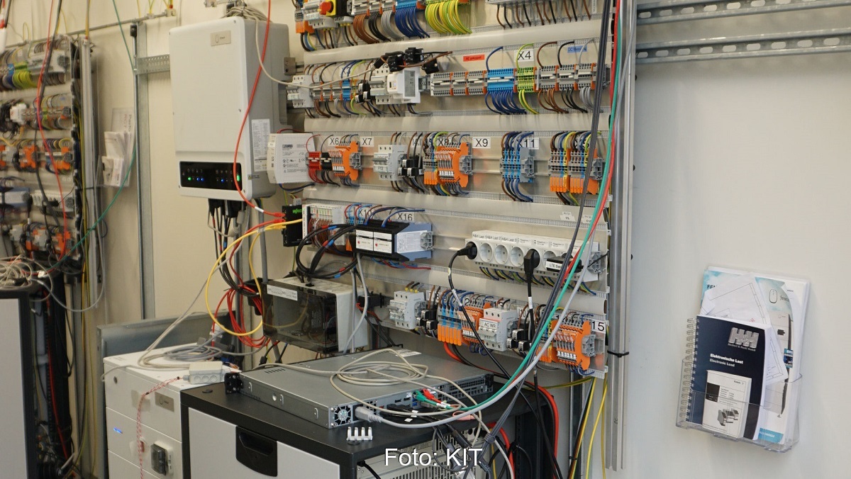 Im Bild der Teststand für das Energiemanagement von PV-Speichern am KIT.
