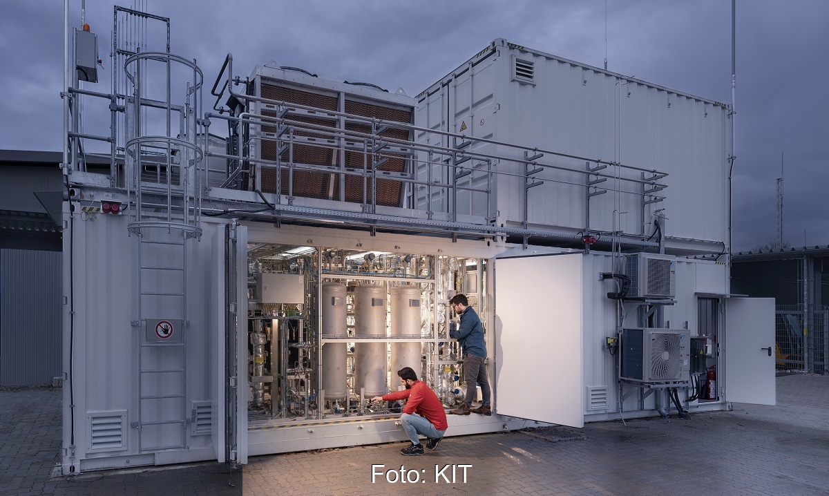 Im Bild die Anlage, die aus Biogas aus dem Klärwerk klimaneutrales Methanol herstellt.
