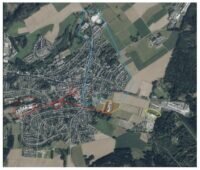 Luftbild von Hermeskeil mit roter Linie für das bestehende Wärmenetz und blauer Linie für das geplante Wärmenetz