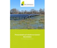 Das Kompetenzzentrum Naturschutz und Energiewende gGmbH (KNE) hat eine Publikation zum naturverträglichen Bau von Photovoltaik-Freiflächenanlagen auf wiedervernässten Moorböden veröffentlicht.