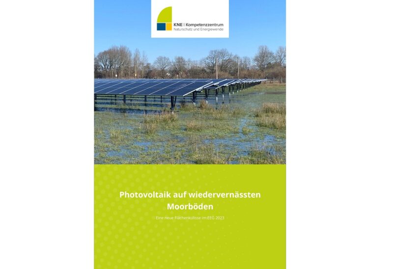 Das Kompetenzzentrum Naturschutz und Energiewende gGmbH (KNE) hat eine Publikation zum naturverträglichen Bau von Photovoltaik-Freiflächenanlagen auf wiedervernässten Moorböden veröffentlicht.