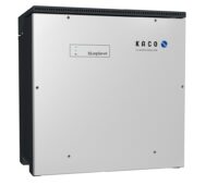 zu sehen ist der weiße Kasten. Er enthält einen Solar Wechselrichter mit SiC-Technologie
