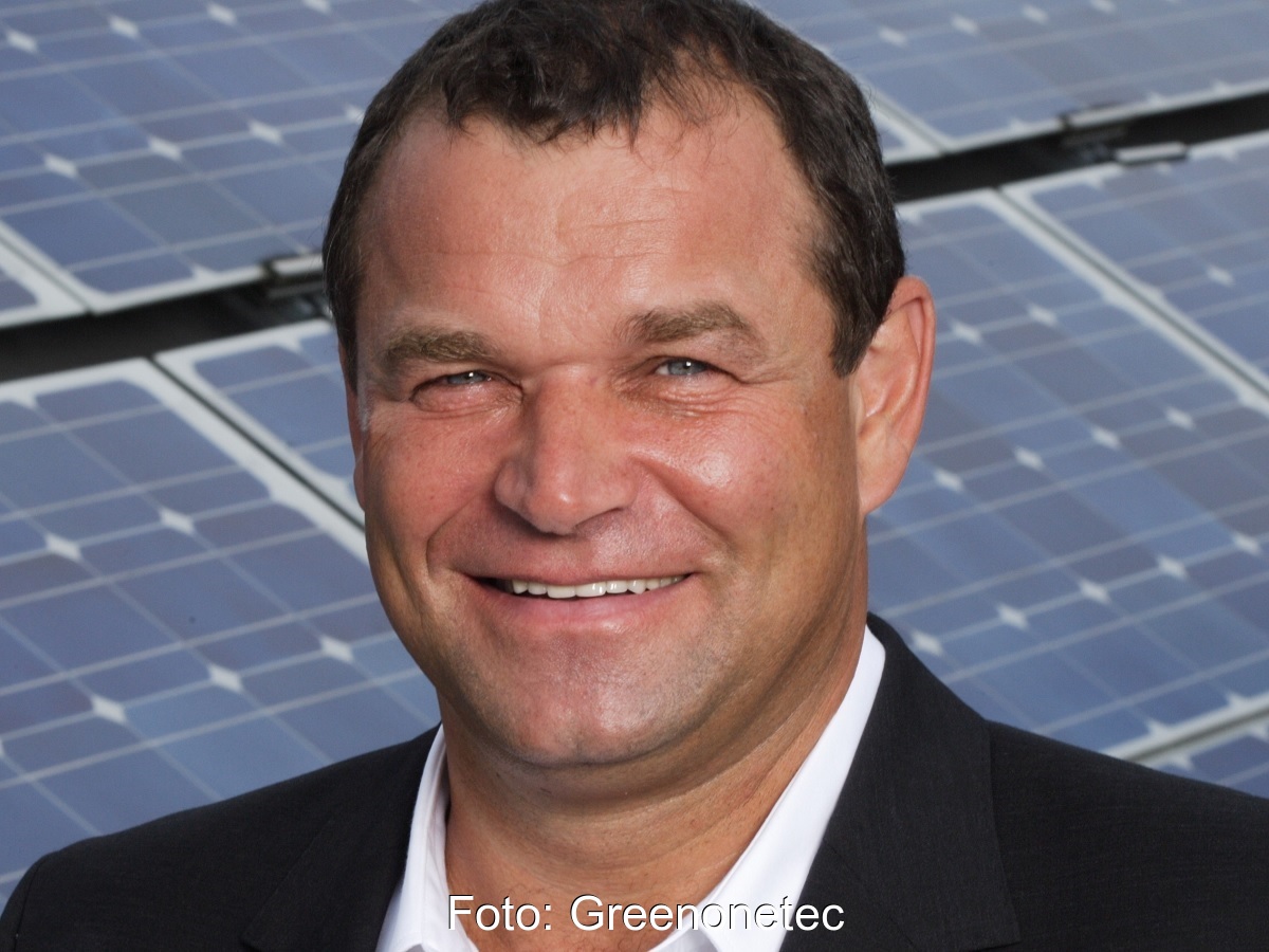 Zu sehen ist Unternehmensgründer und Geschäftsführer Robert Kanduth vom Sonnenkollektorhersteller Greenonetec.