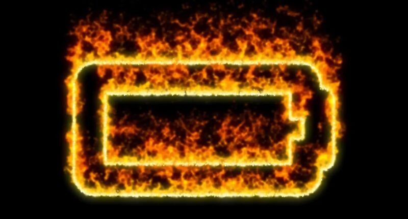 Grafik zeigt Schema eine Batterie, die in Flammen steht - Symbol für Brände an PV-Anlagen und Batterien.