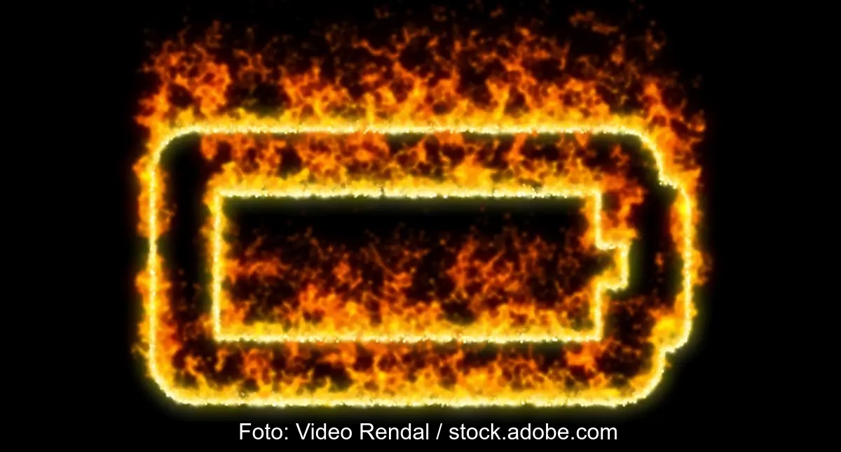 Im Bild ein brennender Umriss einer Batterie als Symbol für Gewährleistungsansprüche bei technischen Problemen von Photovoltaik-Speichern wie einem Speicherbrand.
