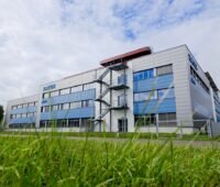 Zu sehen ist das Katek-Werk in Memmingen, wo die Wechselrichter für Photovoltaik-Heimspeicher gefertigt werden.
