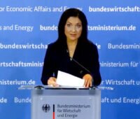Katherina erklärt den heutigen Kabinettsbeschluss zu EEG und Netzpaket in einer kurzen Pressekonferenz.