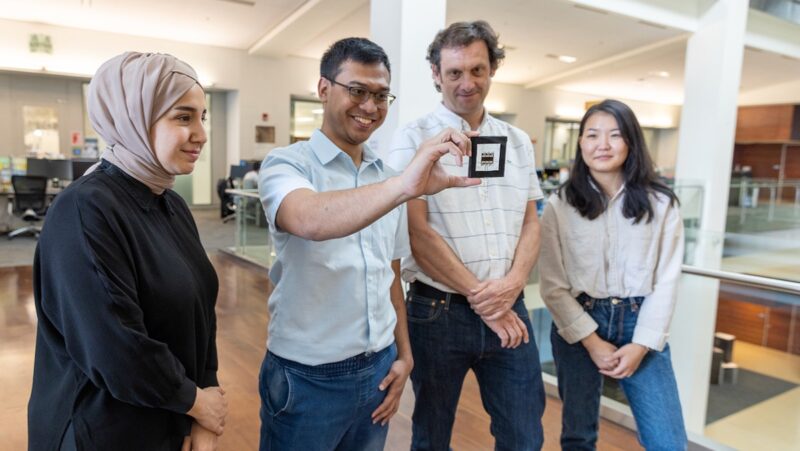 Zwei Männer und zwei Frauen mit einer Solarzelle::Gruppenfoto des Forschungsteams an der KAUST, das die Stabilität von Perowskit-Zellen nachwies.