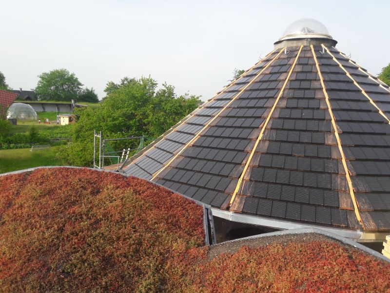 Ein Kegeldach gedeckt mit Solarziegeln