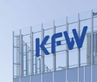 KFW-Logo an einem Gebäude der KfW-Bank - Symbol z.B. für die BEG-Heizungsförderung