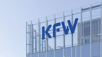 KFW-Logo an einem Gebäude der KfW-Bank