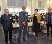 Fünf Männer und eine Frau stehen im Halbkreis - Kick-off zum Netzwerk Grüne Fernwärme