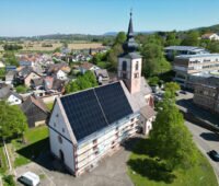 Kirche von Kippenheim mit Zwiebelturm und PV-Dach (Drohnenausnahme).
