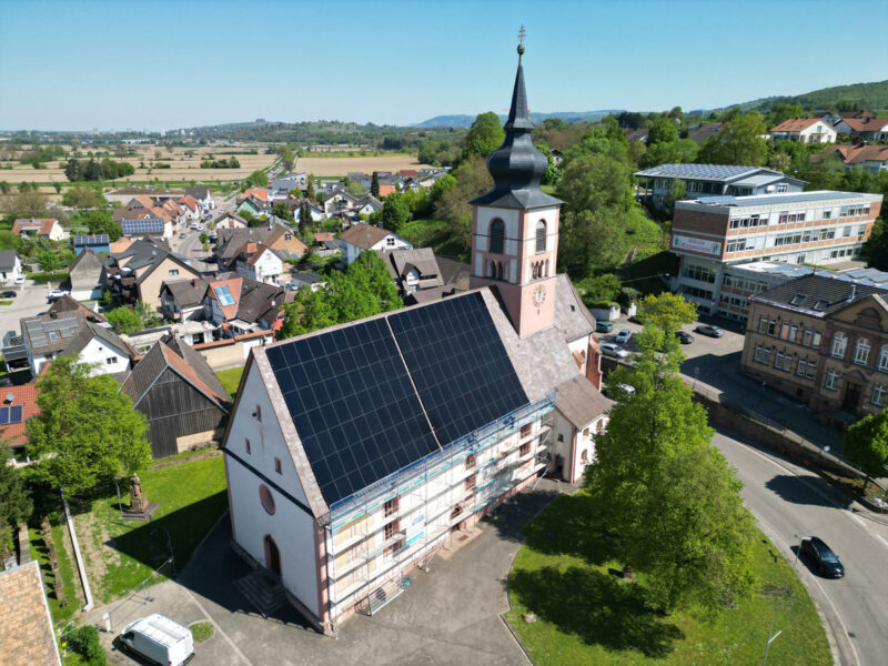 Kirche von Kippenheim mit Zwiebelturm und PV-Dach (Drohnenausnahme).