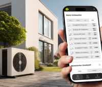 Eine Wärmepumpe neben einen Haus, von rechts eine Hand mit der Kiwigrid-Plattform auf einem Smartphone.