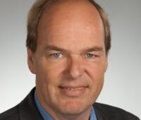 Zu sehen ist ein Porträt von Energieforscher Professor Klaus Vajen.