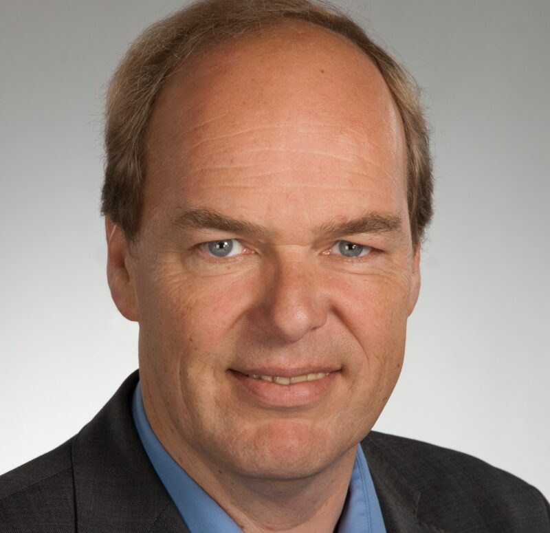 Zu sehen ist ein Porträt von Energieforscher Professor Klaus Vajen.