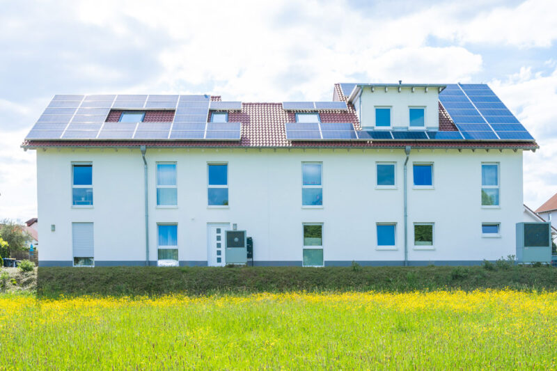 Wohngebäude mit wahrscheinlich 4 Wohneingheiten und Photovoltaikanlage, prädestiniert für "Kleinen Mieterstrom"