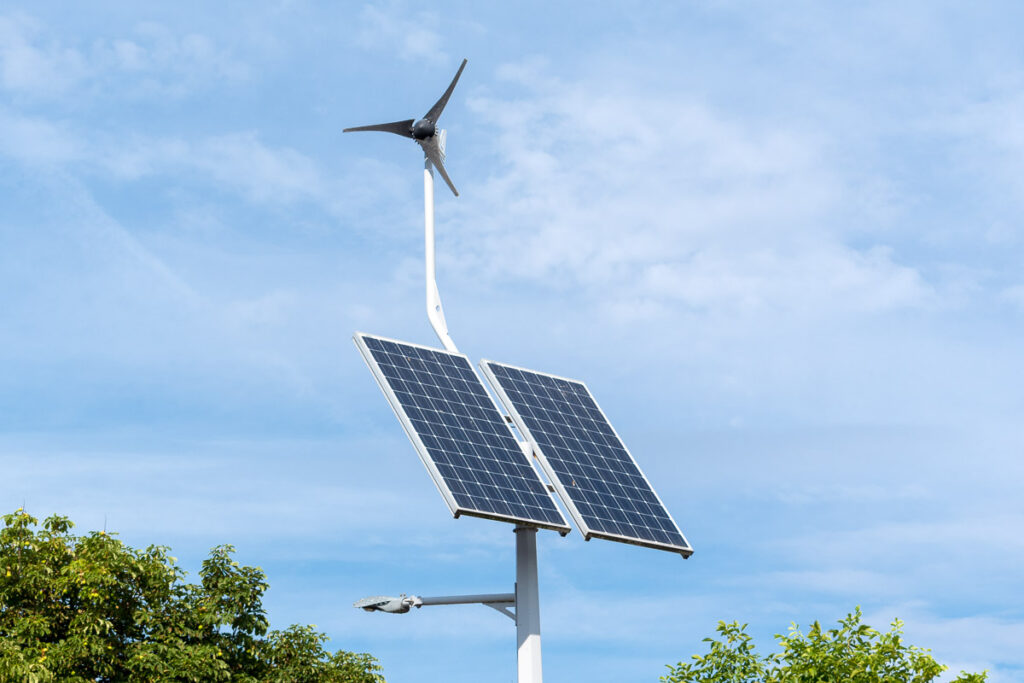 Kleinwindrad mit Photovoltaikmodule am Mast einer Straßenlaterne