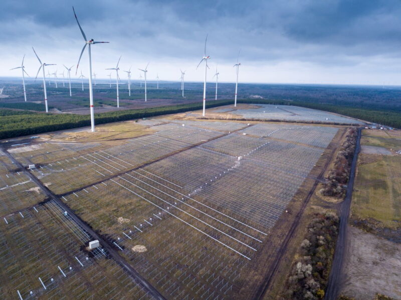 Windpark im Flachland mit den Grundkonstruktionen für große Solarparks.