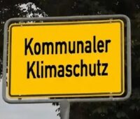 Im Bild ein Verkehrsschild mit der Aufschrift kommunaler Klimaschutz als Symbol für die Partnerschaft zwischen Klima-Bündnis und Google.