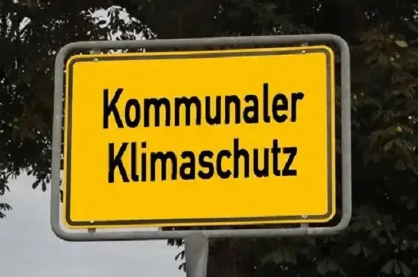 Im Bild ein Verkehrsschild mit der Aufschrift kommunaler Klimaschutz als Symbol für die Partnerschaft zwischen Klima-Bündnis und Google.