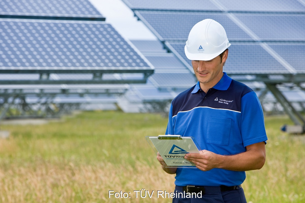 Zu sehen ist ein Mitarbeiter vom TÜV Rheinland in einem Solarpark. Das Wissen über klimaabhängige Erträge von Photovoltaik-Modulen ist wichtig für die Solarbranche.