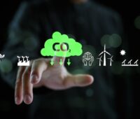 Grafik zeigt grüne Wolke mit Schriftzug CO2, eine Hand, verschiedene Icons für Sektoren