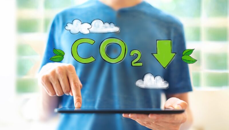 Mensch mit Tablet - Grafik symbolisiert weniger CO2 - Symbolbild für Klimaschutz durch Digitalisierung