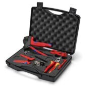Im Bild der aufgeklappte Werkzeugkoffer für Photovoltaik von Knipex.