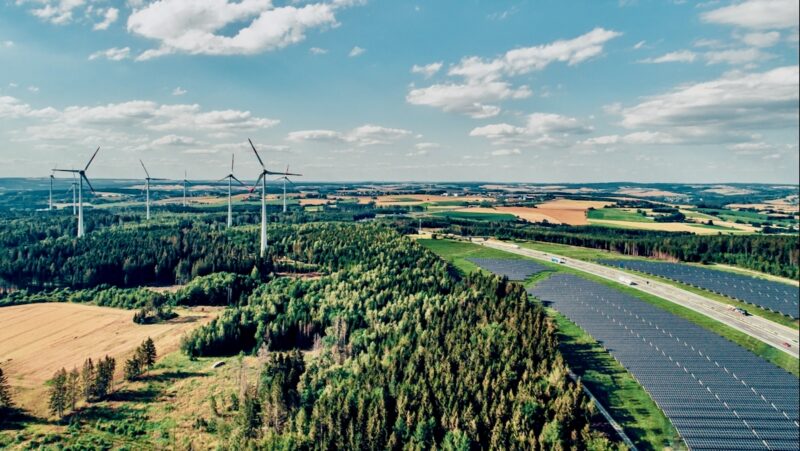 Das Bild zeigt eine Aufnahme aus der Luft des Kombikraftwwerks mit Photovoltaik- und Windenergie