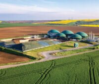 Biogasanlage in einer offenen Landschaft mit Ackerflächen