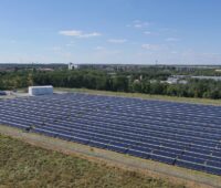 Zu sehen ist ein Solarheizwerk. Die Potenziale der erneuerbaren Energien spielen bei der kommunalen Wärmeplanung eine wichtige Rolle.
