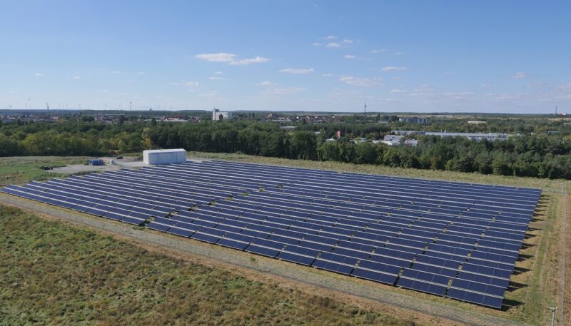 Zu sehen ist ein Solarheizwerk. Die Potenziale der erneuerbaren Energien spielen bei der kommunalen Wärmeplanung eine wichtige Rolle.