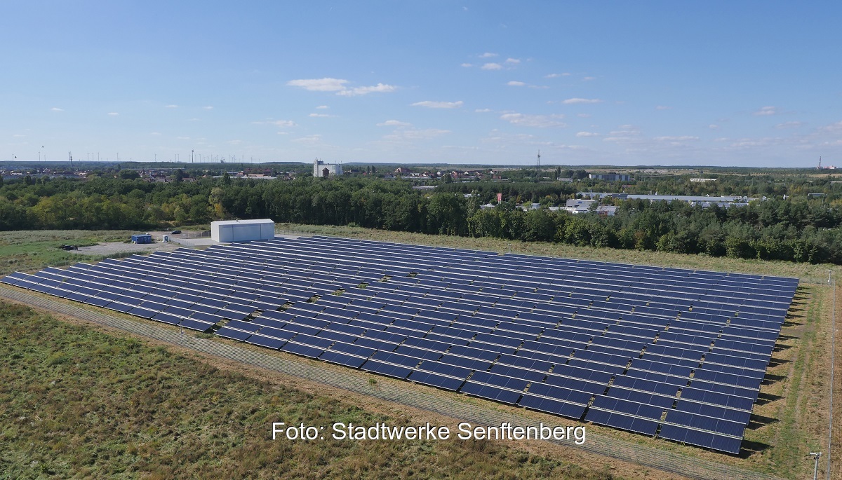 Zu sehen ist ein Solarheizwerk. Die Potenziale der erneuerbaren Energien spielen bei der kommunalen Wärmeplanung eine wichtige Rolle.