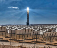 Konzentrierte Solarenergie in einem Solarturm-Kraftwerk.