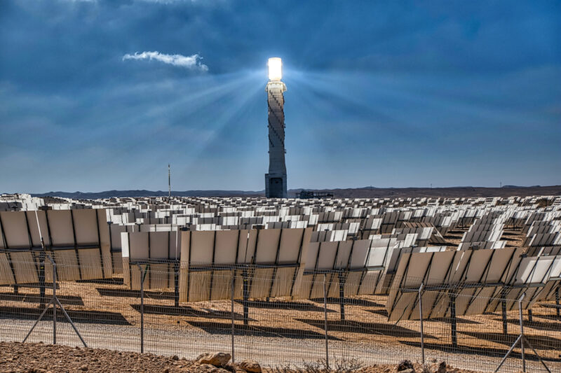 Konzentrierte Solarenergie in einem Solarturm-Kraftwerk.