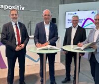 Im Bild Vertreter von MVV und der Stadtwerke Heidelberg bei der Unterzeichnung des Kooperationsvertrages.