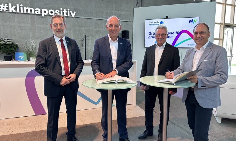 Im Bild Vertreter von MVV und der Stadtwerke Heidelberg bei der Unterzeichnung des Kooperationsvertrages.