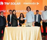 Im Bild Firmenvertreter:innen bei der Unterzeichnung der Kooperationsvereinbarung zwischen Tongwei Solar und Memodo.