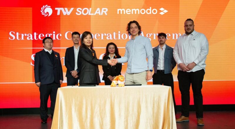 Im Bild Firmenvertreter:innen bei der Unterzeichnung der Kooperationsvereinbarung zwischen Tongwei Solar und Memodo.