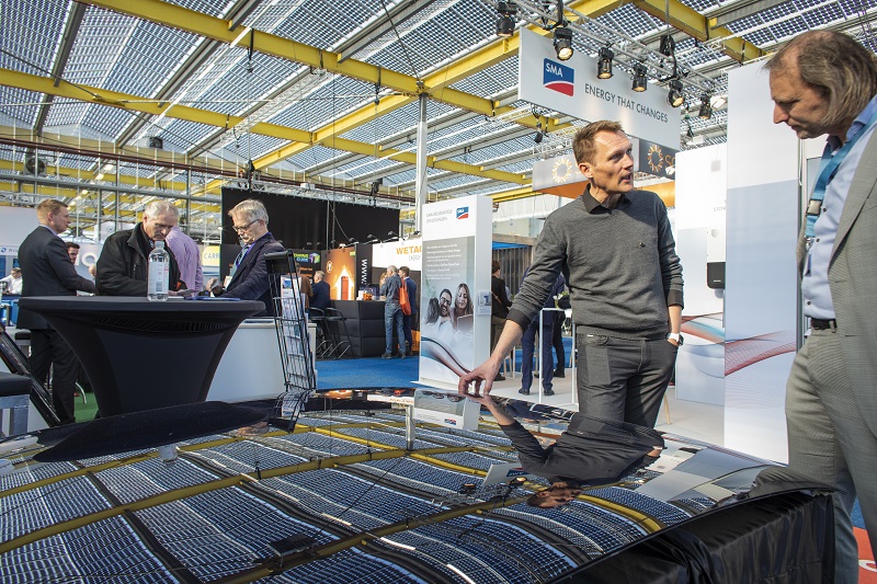 Zu sehen ist eine Impression von einer Photovoltaik-Messe Solar Solutions Niederlande. Die Solar Solutions Düsseldorf ist ein logischer Schritt zur Internationalisierung.