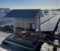Im Bild der PVshelter von Conduct Technical Solutions, mit dem man Photovoltaik-Wechselrichter und Anschlussboxen auf Flachdächern befestigen kann.