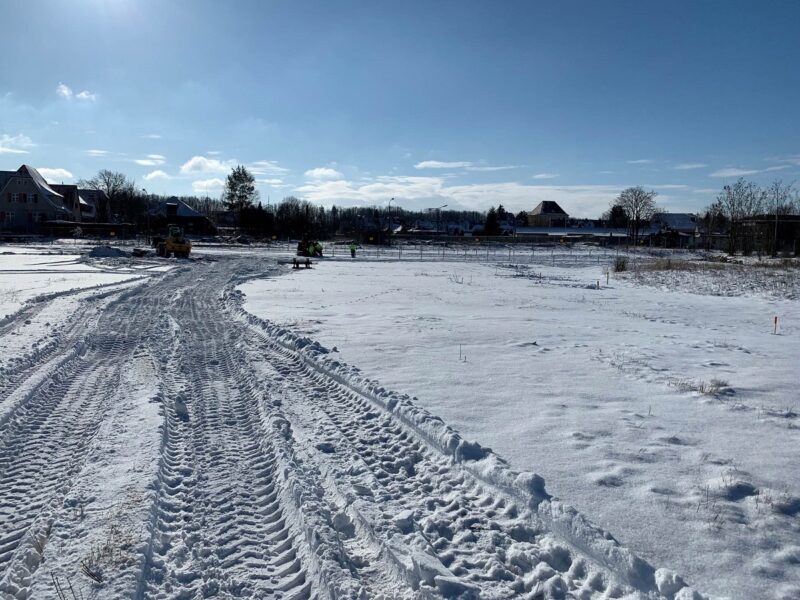 Zu sehen sind Baggerspuren im Schnee auf der Baustelle vom Photovoltaik-Solarpark „Altes Kraftwerk“ in Zschornewitz.