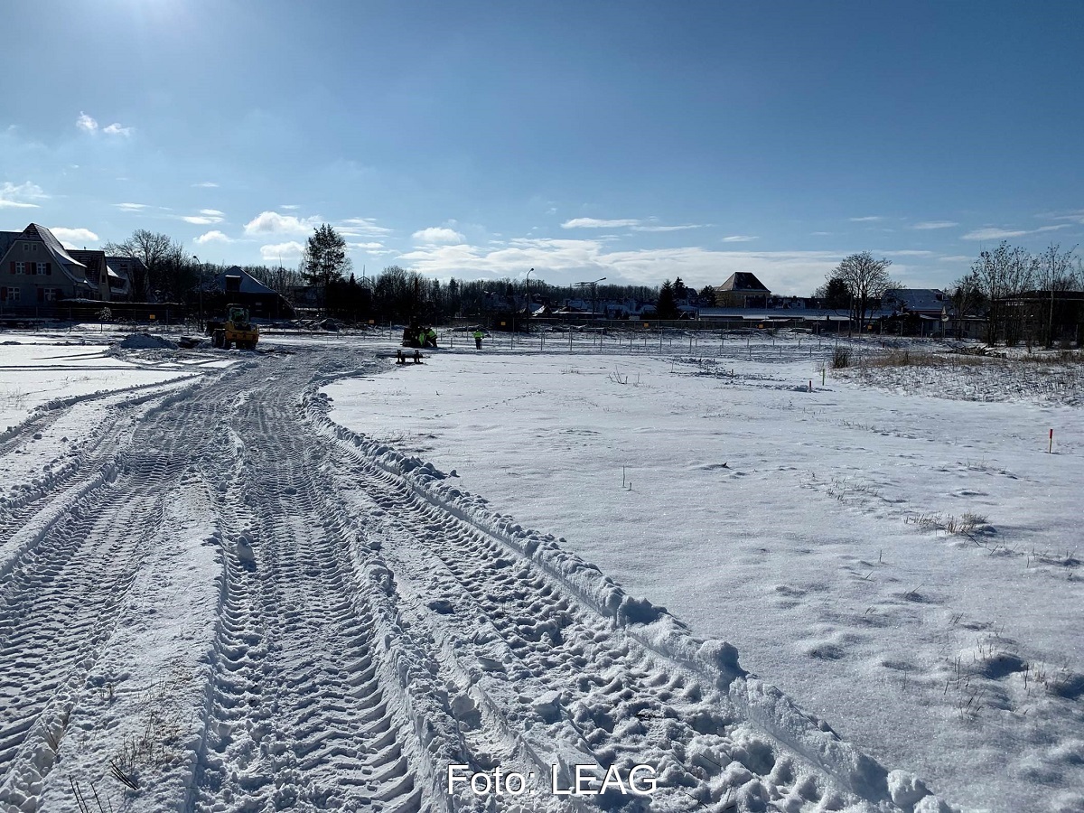 Zu sehen sind Baggerspuren im Schnee auf der Baustelle vom Photovoltaik-Solarpark „Altes Kraftwerk“ in Zschornewitz.