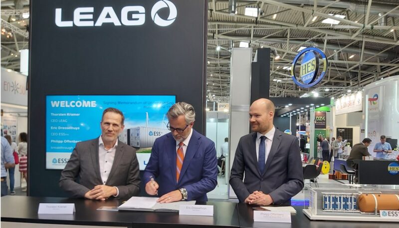 Im Bild Firmenvertreter von LEAG und EES bei der Vertragsunterzeichnung für die Nutzung der Eisen-Redox-Flow-Batterie.
